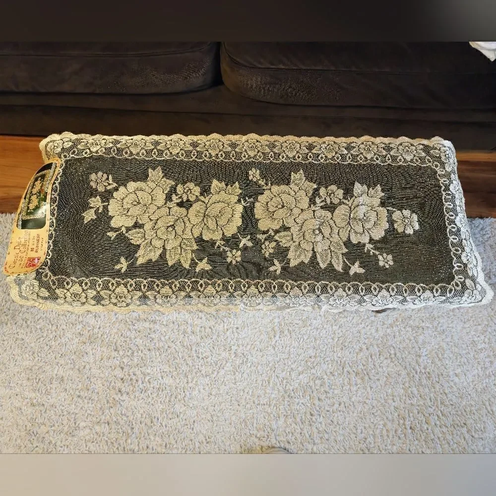 NWT Vintage lace doily runner